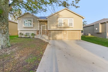 407 Golfview Dr Pleasant Hill, MO 64080